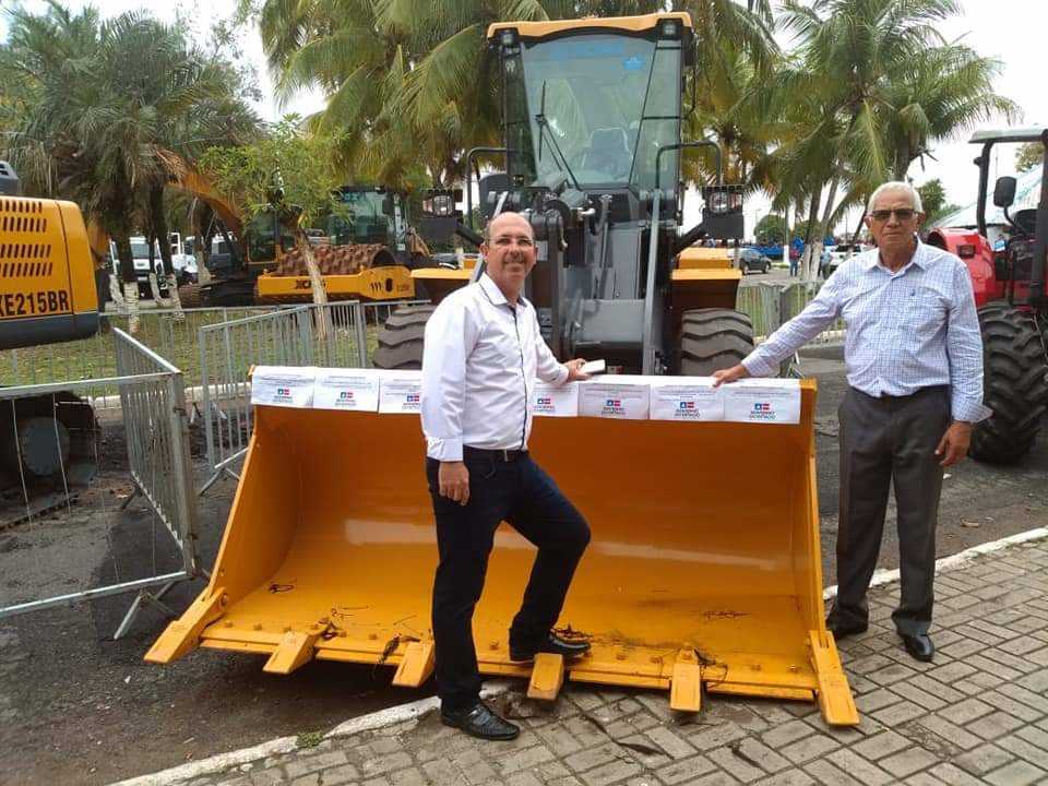 Prefeito Oziel foi a Salvador para trazer novos maquinários através do CIMA